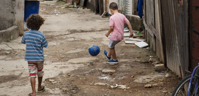 Foto mostra primeira infância na favela