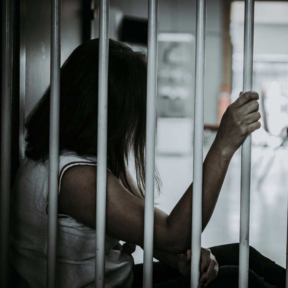Presas em celas masculinas: os abusos que o Estado insiste em repetir