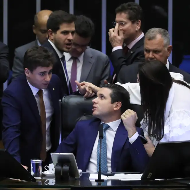 Câmara aprova PEC da Blindagem e reafirma que não trabalha pelo povo 