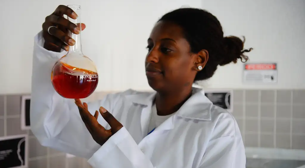 mulher em laboratório