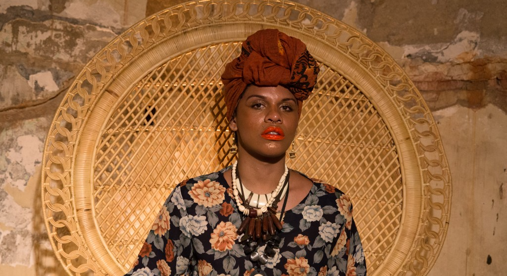 mulher com turbante