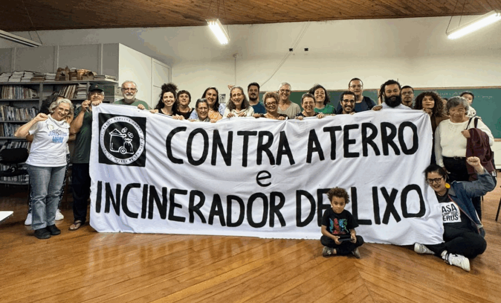 capa incinerador de lixo pessoas seguram faixa escrita contra aterro e incinerador de lixo