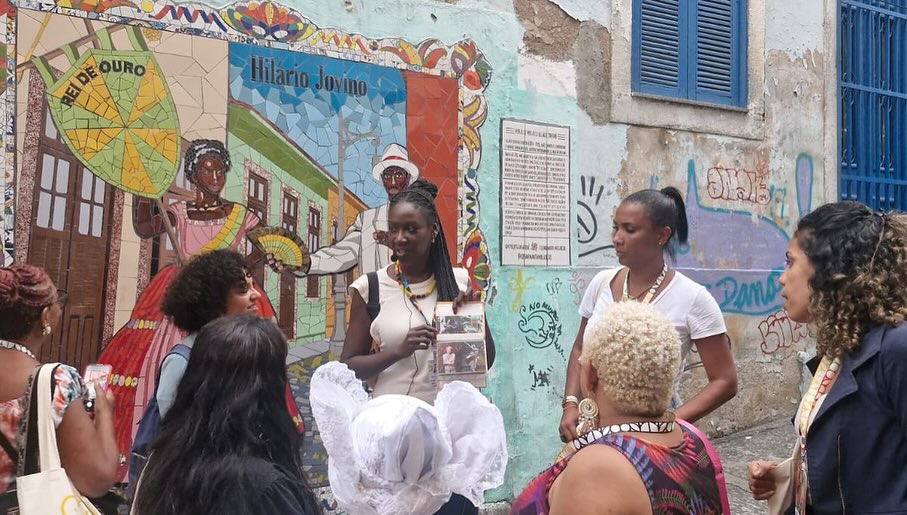 grupo de pessoas em tour