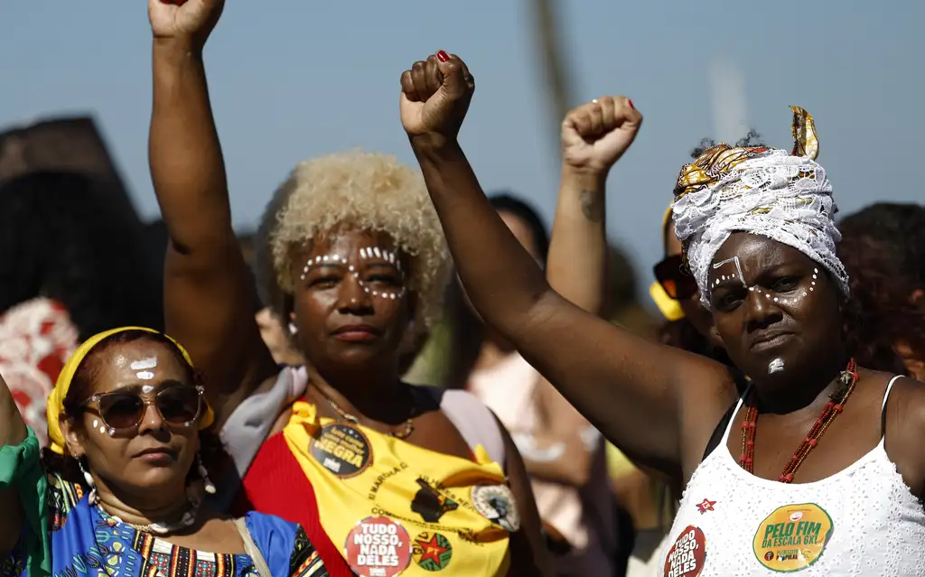 mulheres negras com o punho levantado