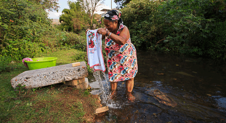 Entre rios e bicas: a trajetória das lavadeiras brasileiras 