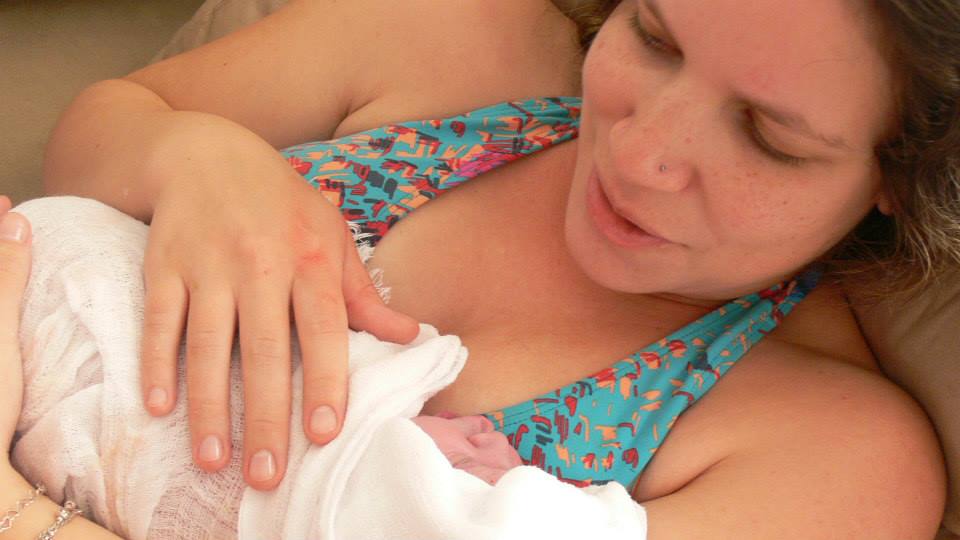 Amanda após o parto domiciliar de sua filha Gabriela | Crédito: arquivo pessoal 