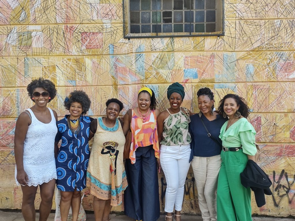 Escritoras negras reunidas na escadaria da rua Treze de Maio, no centro de São Paulo, para foto histórica que reuniu escritoras negras da cidade