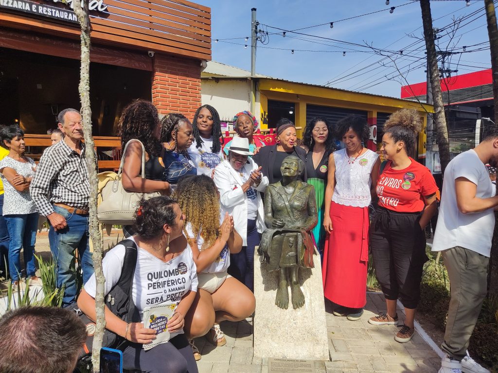 Pessoa em volta da estátua da escritora