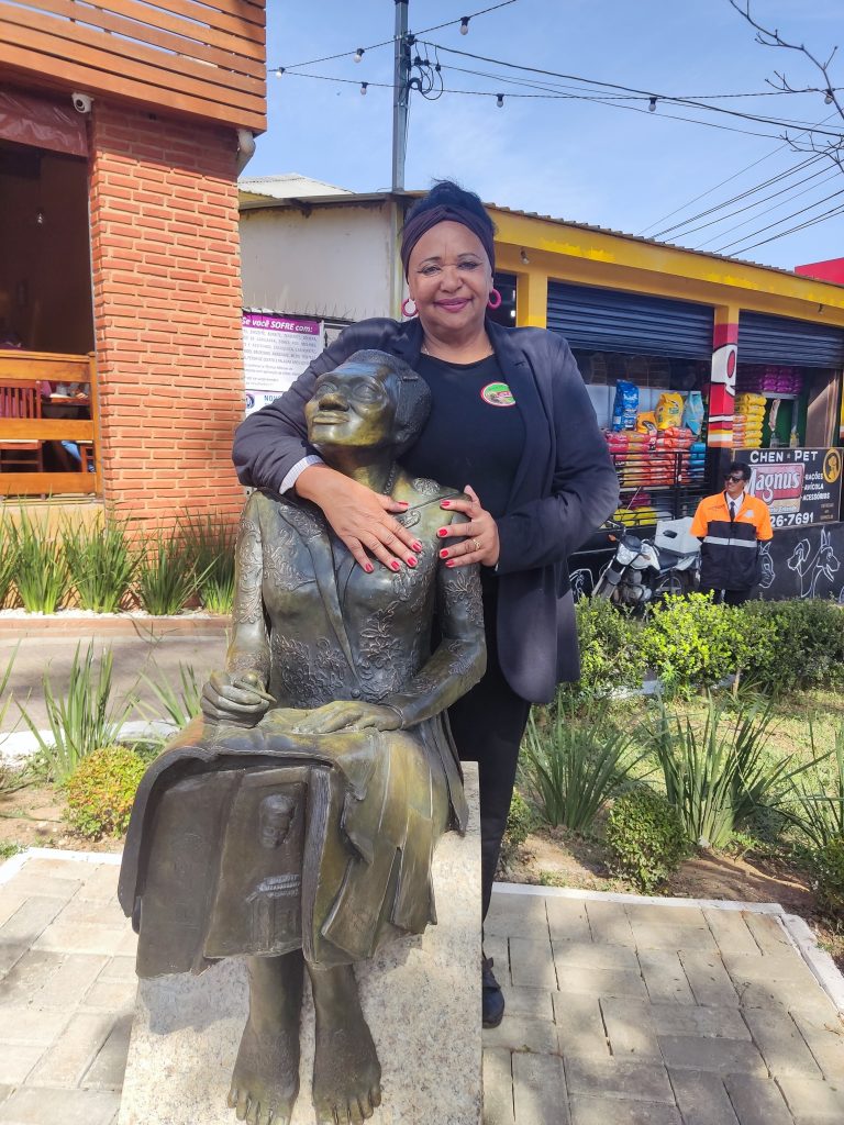 Vera Eunice abraça estátua em homenagem à mãe