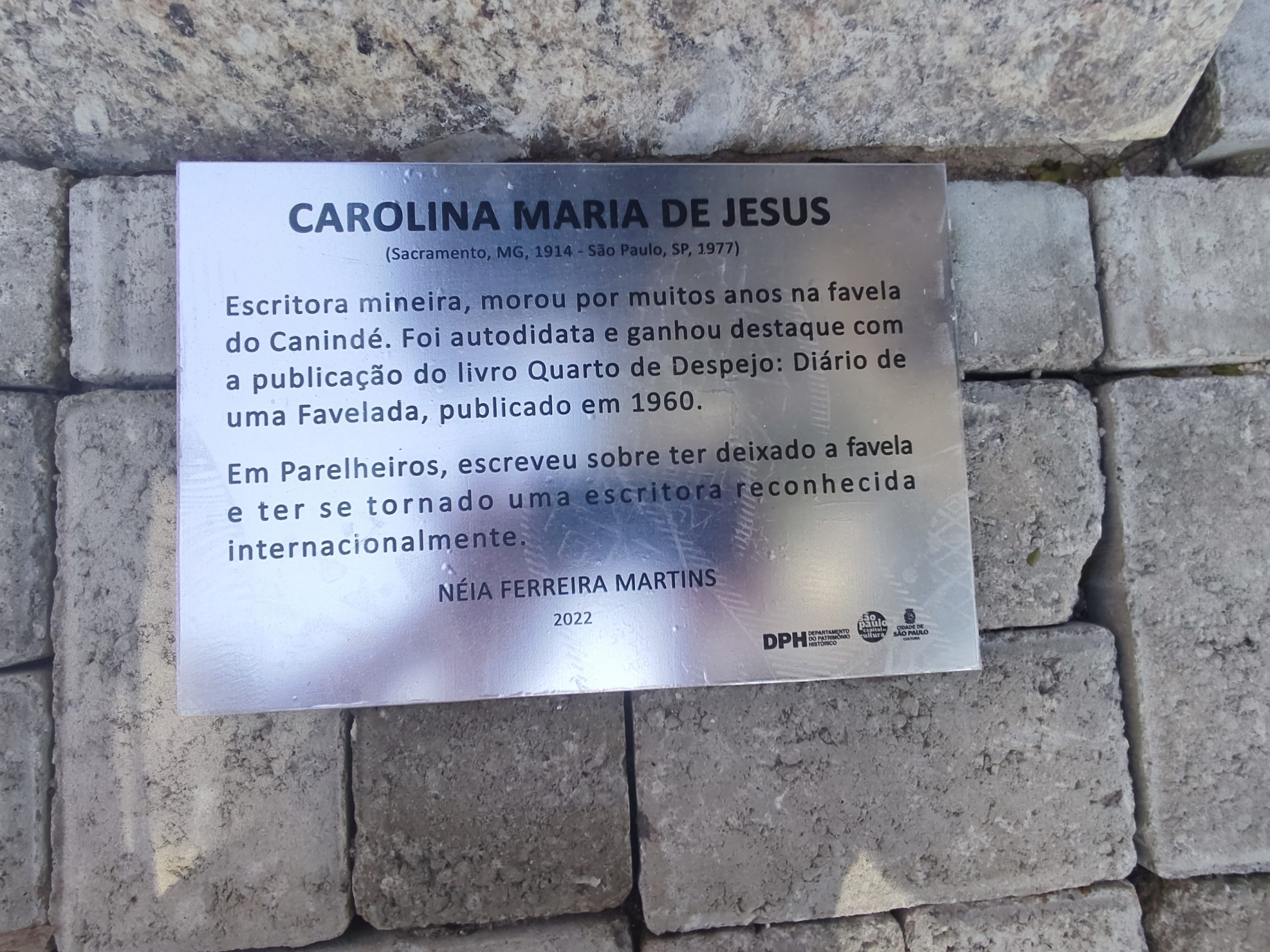 Placa da estátua de Carolina Maria de Jesus