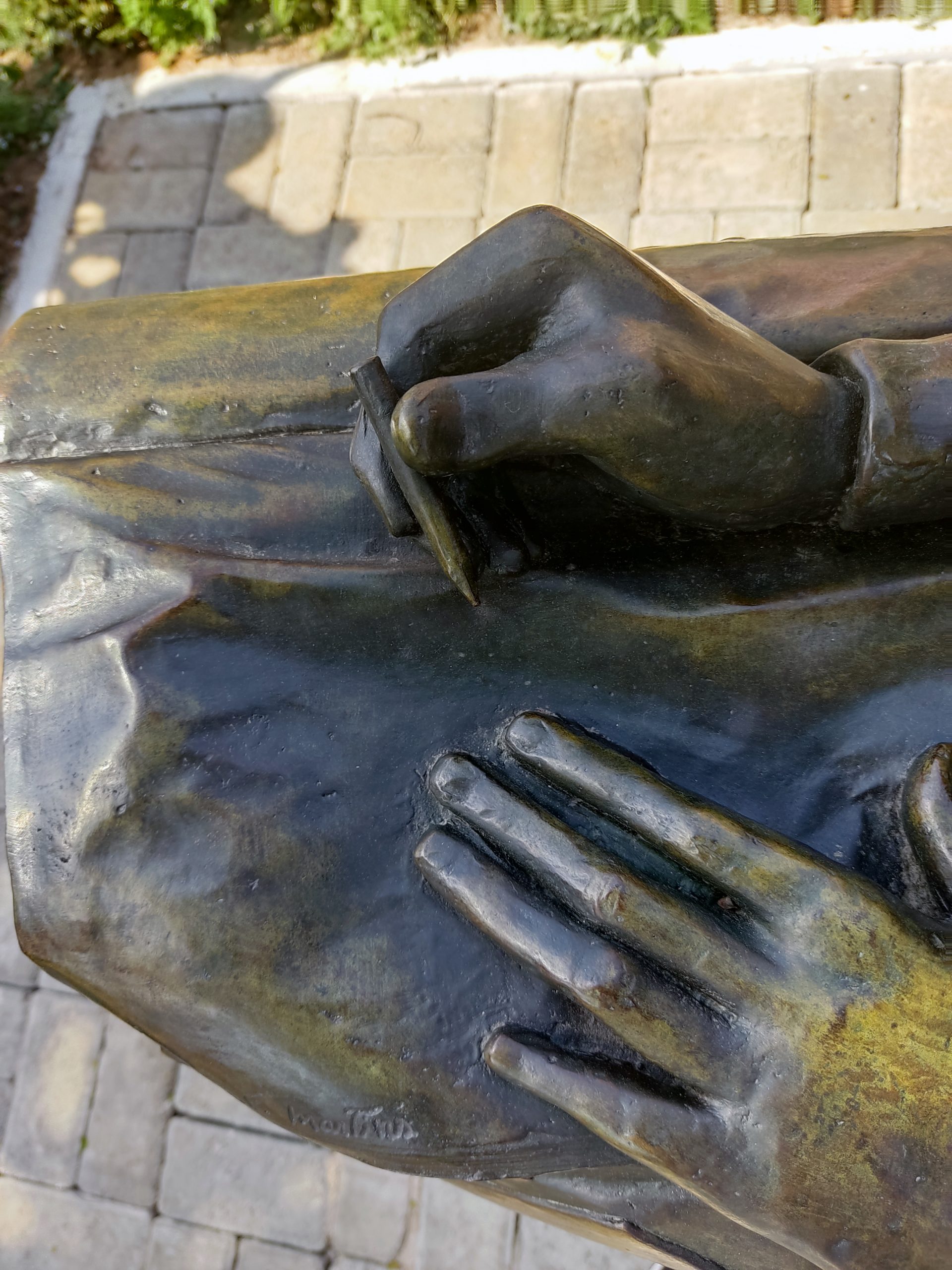 Mãos de estátua de Carolina Maria de Jesus