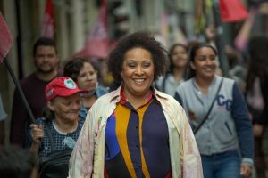 Mulher negra sorrindo
