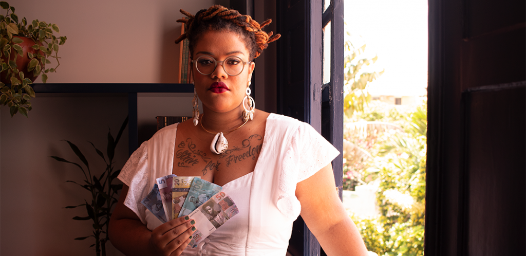 Foto de Amanda Dias, do Grana Preta, segurando notas de dinheiro