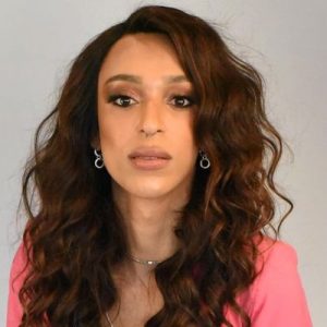 mulher negra travesti de cabelos longos 
