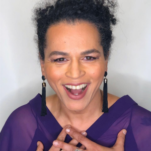 Mulher negra transgênera sorrindo