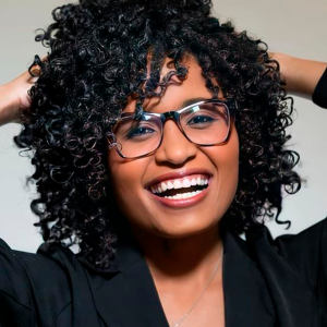 Mulher negra sorrindo