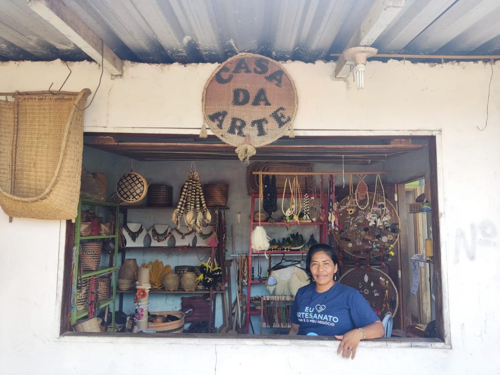 Mulher indígena em sua loja de artesanato