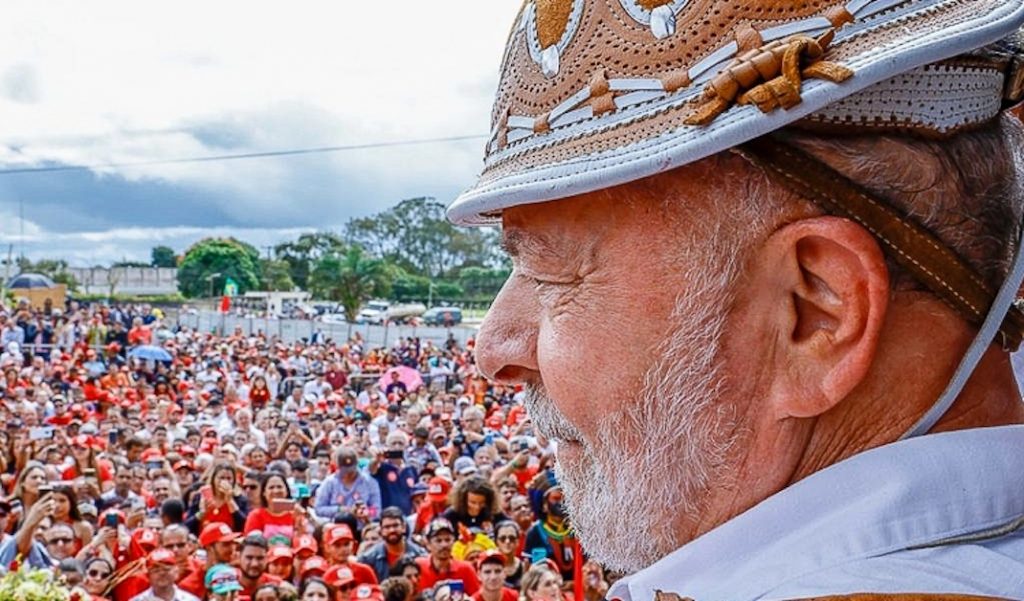 Ex-presidente Lula usa chapéu nordestino entre uma multidão