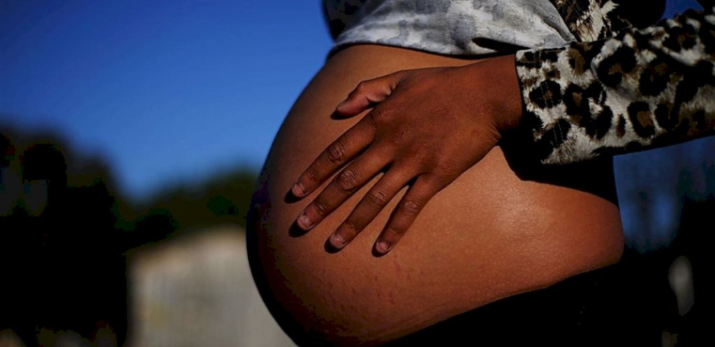 gravidez, barriga, mulher negra, mão, estupro