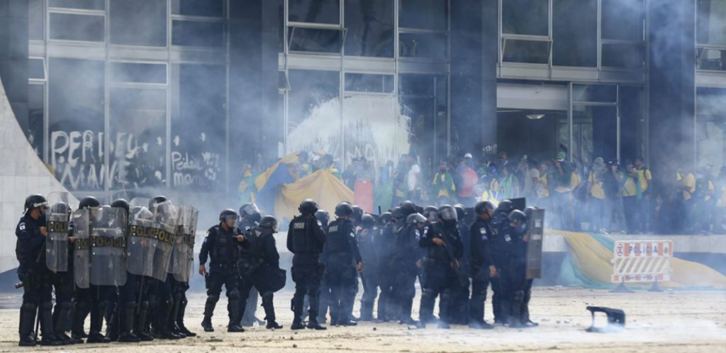 Foto mostra policiais durante ato terrorista em Brasília