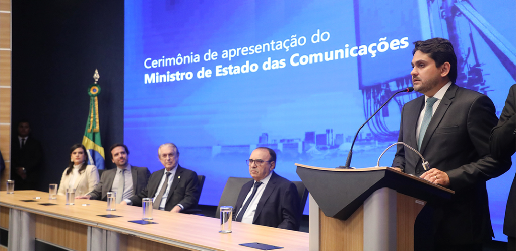 Foto mostra Juscelino Filho, novo ministro das comunicações, durante cerimônia de posse