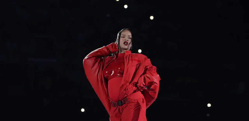 Foto mostra Rihanna se apresentando no Super Bowl