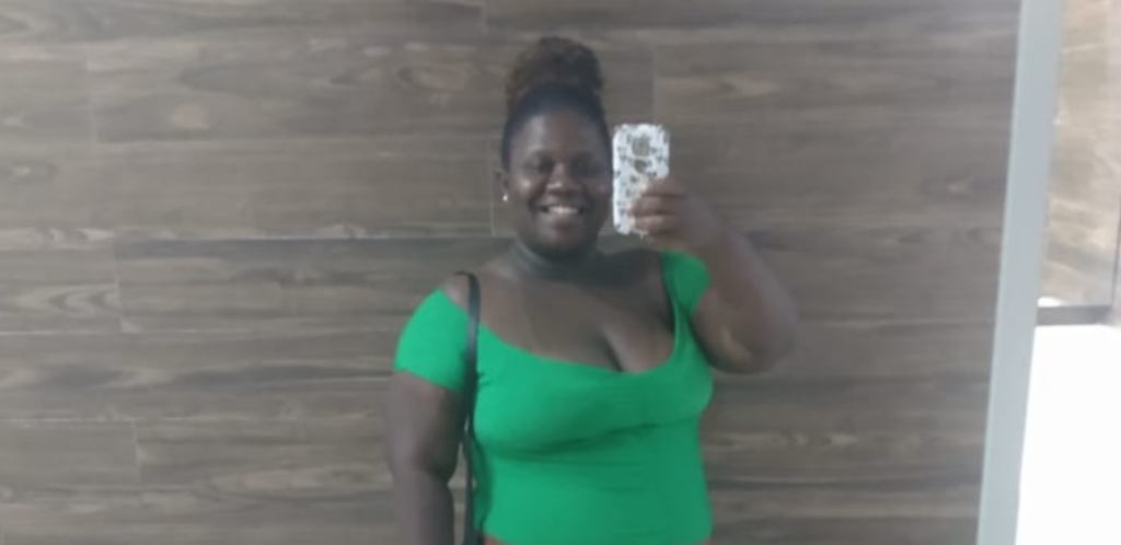 Mulher negra diarista de camiseta verde