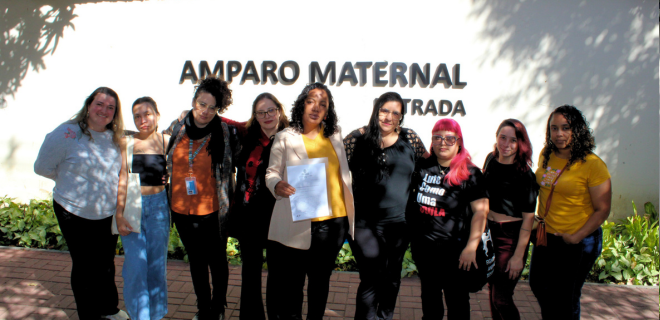 Foto mostra Jussara e doulas em frente ao Amparo Maternal