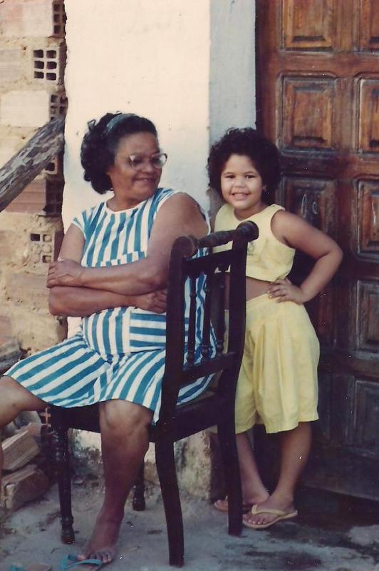 Foto mostra Ingrid ainda criança ao lado da avó, Dona Maria