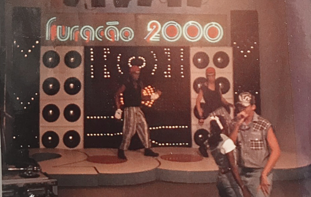 Mc Dandara e Mc Biano cantando na Furacão 2000