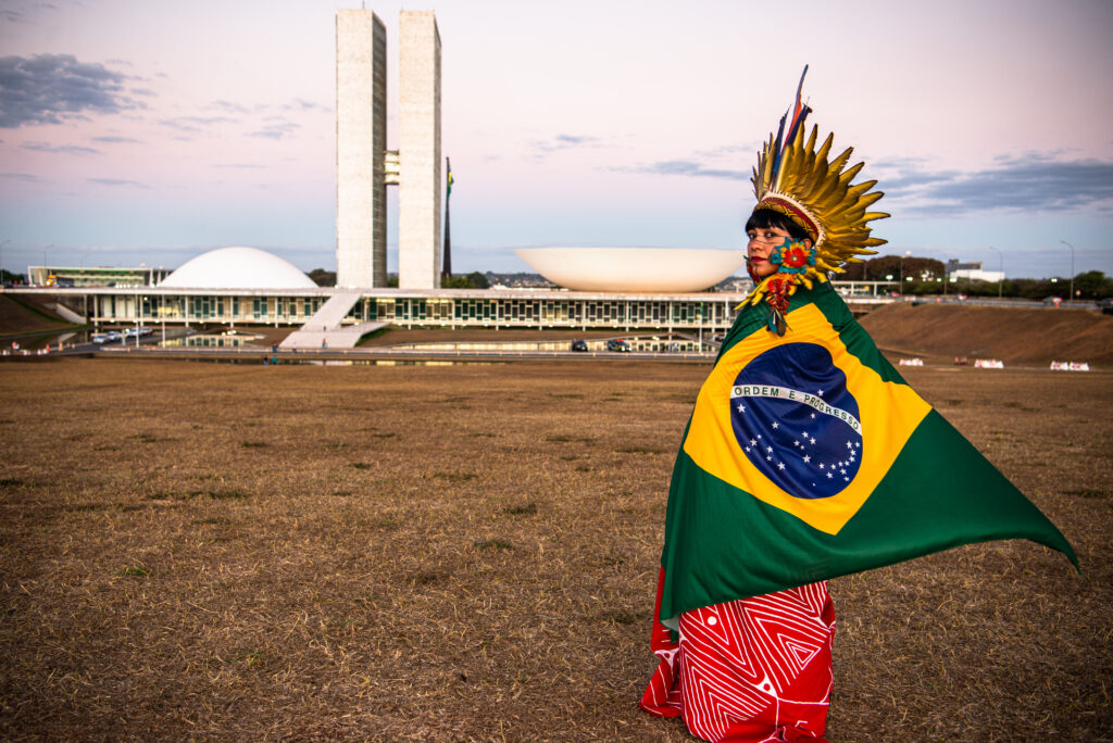 mulher indígena com bandeira do brasil
