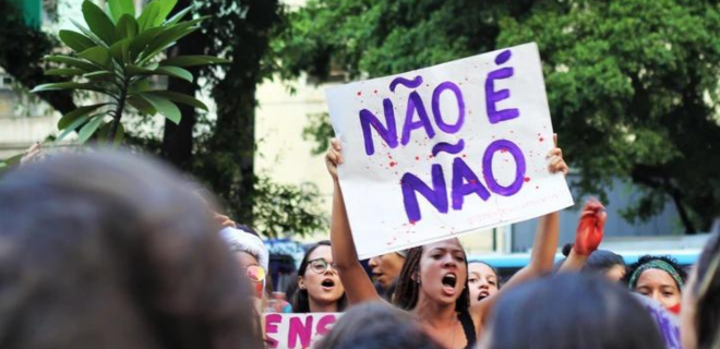 Foto mostra mulher em protesto contra estupro com um cartaz escrito não é não