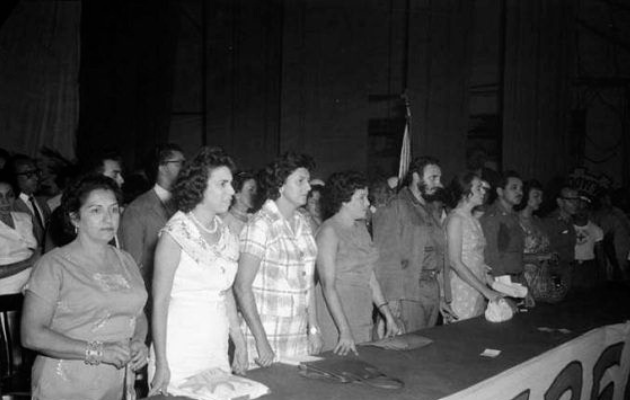 Foto tirada em 1960, mostra Fidel Castro com Vilma Espín e Gilberto Cervantes, durante a cerimônia de fundação da Federação das Mulheres Cubanas (FMC), organização essencial para a descriminalização do aborto no país