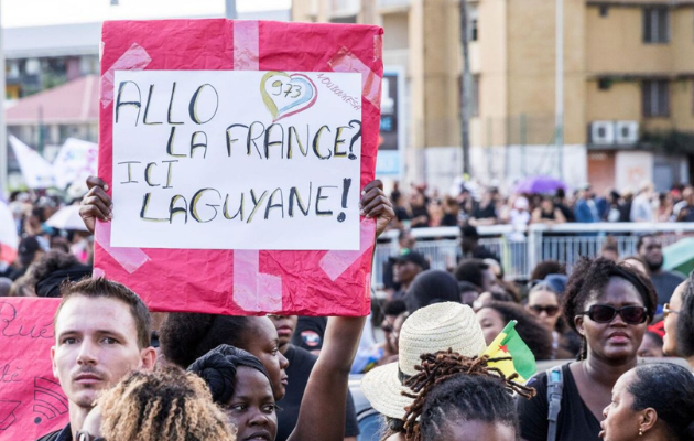 Em manifestação na Guiana Francesa, em março de 2017, população pedia investimentos da França na infraestrutura e nos serviços básico guianenses. No cartaz: 