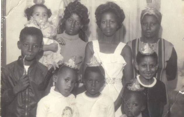 Foto em preto e branco mostra família de Lilia Guerra