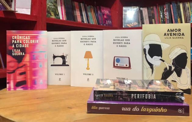 Foto mostra todos os livros lançados por Lilia Guerra, menos O céu para os bastardos