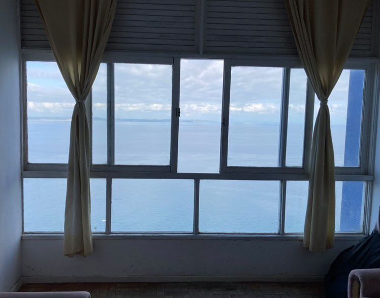 Foto mostra janela com vista para a Baía de Todos os Santos, vista por Mayara no pré-carnaval de 2024
