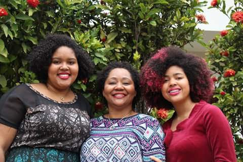 Três mulheres negras sorrindo