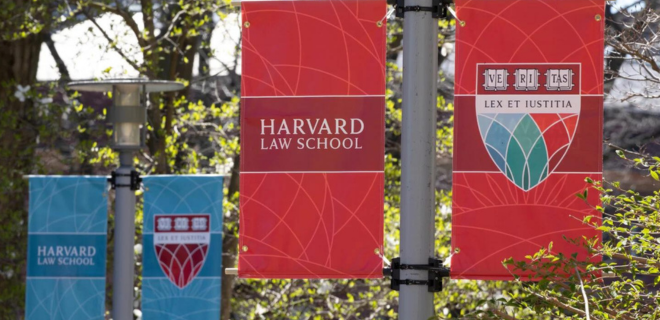 Foto mostra o campus da Harvard Law School